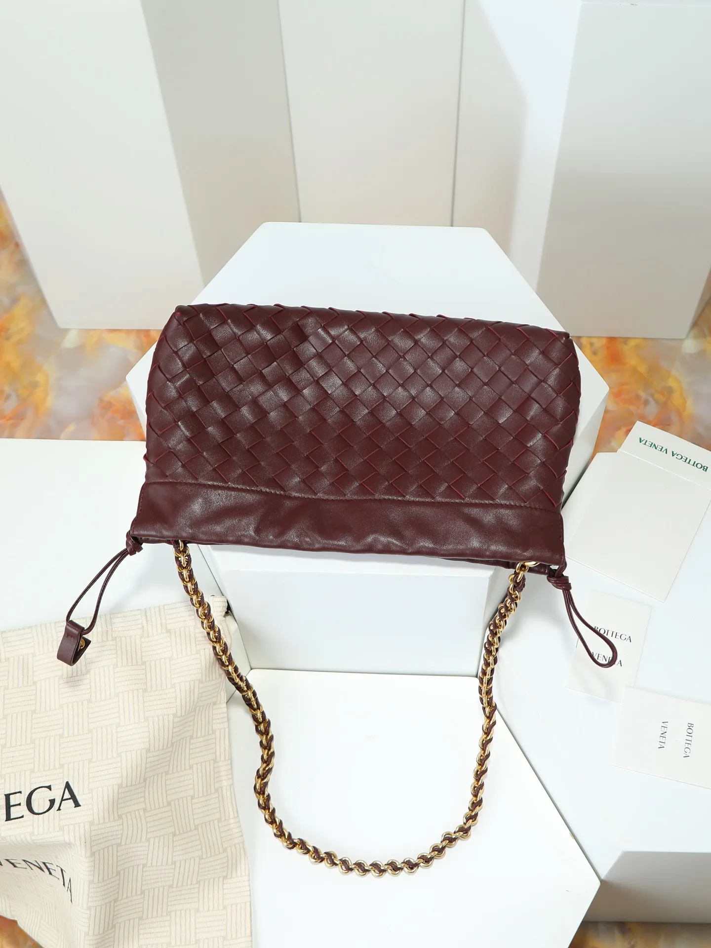 p1600. BOTTEGA VENETA 2025 new women's Dustbag Notte clutch. Dustbag, which has been very popular since its launch, has a chain clause! ! The hand-carrying method is reminiscent of the classic bag type Pouch , light and elegant, the retained drawstring design can be used as a bag, and the chain is longer, which is very suitable for sisters who like to carry their hands cross-body with their hands free. No matter which way you carry it, you can change the way you carry it according to the occasion and your mood of the day, which can make the overall outfit more fashionable🪄🪄The body of the bag has also been widened. It is the rainy season and the weather is hot, so it can easily accommodate small umbrellas and water bottles. The interior is made of nylon, which is light and comfortable to carry, and is very suitable for summer use. Style number: 839394 Size: 33*19*8cm